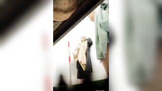 Quay lén chị gái hàng xóm mặc lọt khe tắm