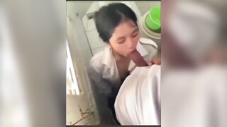 Đưa đứa bạn vào nhà vệ sinh bú cu mà cu to quá làm em nghẹn