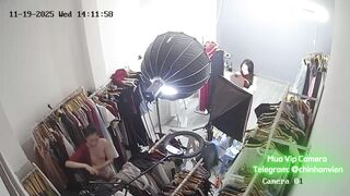 Hack Camera Em Gái Chủ Shop Bị Người Quen Leak Video Thay Đồ Live Bán Hàng