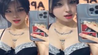 Uyên Trang đít cong bị rò clip chất lượng cao