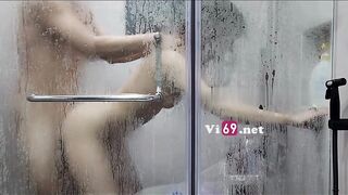 địt em đồng nghiệp bám kính trong nhà tắm