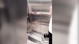 Gặp trai lạ trong khi đang phô dâm trong thang máy em hữu duyên cho vét máng luôn