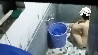 Quay lén chị gái tắm 5