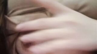 Gái ome xoa vú thủ dâm