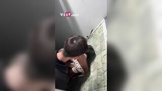 QUAY LÉN ĐÔI HỌC SINH ĐANG ĐỊT NHAU TRONG WC