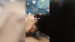 Anh xuất tinh lên mặt em đi em lấy tay hứng ở dưới rồi