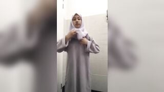 Em gái indo bên ngoài xinh ngoan nhưng cởi ra thì đúng là thần dâm lọt khe