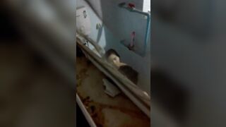 Quay lén con vợ dắt bạn thân nó về tắm chung