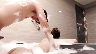 hai vợ ck dắt nhau vào nhà tắm trải nghiệm cảm giác mới🍑🍑🥴🥴