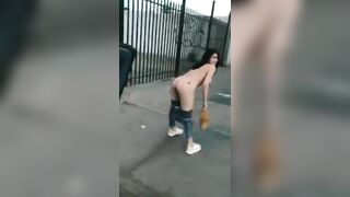 Em Tây lột đồ khoe thân ngoài đường