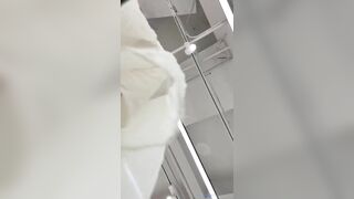 quay lén dưới váy em gái xinh đi siêu thị