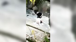 Bắt gặp đôi bạn trẻ địt nhau trong rừng