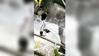 Bắt gặp đôi bạn trẻ địt nhau trong rừng