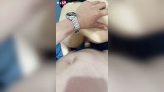 Đang đụ nhau hăng hái với anh thì phải dừng nghe điện thoại của người yêu