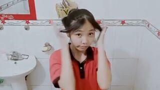 Nguyễn Thị Minh Tuyết 2ka10 Quay Lại Cảnh Mình Thủ Dâm Trong Nhà Tắm 2