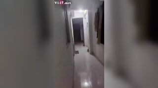 Thua kèo bắt em nó cởi chuồng đi khắp xóm trọ rồi về doggy cho địt lút cán