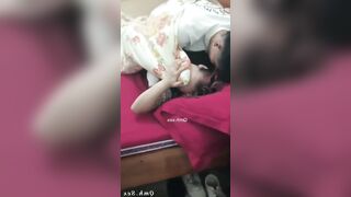 Anh trai đè em họ ra híp tận giường rên rẩy chống cự trong tuyệt vọng