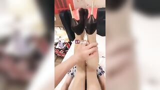 Cầm chân em lên thế này bướm em vừa khít vừa múp chịch mới sướng