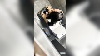 Quay lén e học sinh cute xinh đẹp đi đái trong nhà vệ sinh quán cà phê