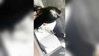 Quay lén e học sinh cute xinh đẹp đi đái trong nhà vệ sinh quán cà phê