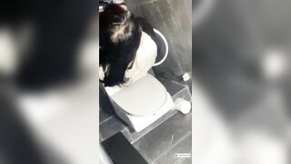 Quay lén e học sinh cute xinh đẹp đi đái trong nhà vệ sinh quán cà phê