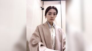 gái xinh thay đồ chuẩn bị đi làm
