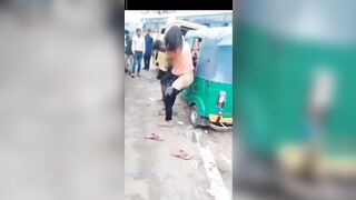 Sao lại tụt quần hở Lồn ra đánh nhau thế