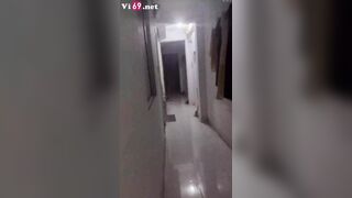 Bắt em cởi đồ sang gõ cửa anh hàng xóm còn đi vòng quanh xóm trọ rồi chịch trước cửa