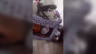 Bắt em cởi đồ sang gõ cửa anh hàng xóm còn đi vòng quanh xóm trọ rồi chịch trước cửa