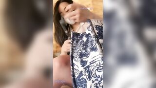 Dâm nữ MMlive sanzai2 ra ngoài vườn cây lén livestream public show lồn bị người lạ ph