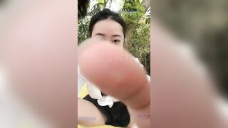 Dâm nữ MMlive sanzai2 ra ngoài vườn cây lén livestream public show lồn bị người lạ ph
