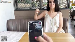 Chồng Nhét sextoi vào lồn vợ đi khắp nơi