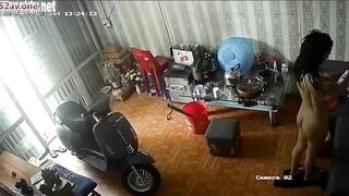 Hack camera nhà chị dâu thấy lồn chị nhiều lông vú chị to