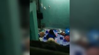 Quay lén bà chị họ đang thủ dâm trong phòng