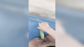 Teen 2ka9 móc cua chán liền trải nghiệm dùng dưa chuột bự thủ dâm
