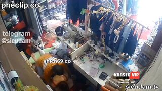 Ông hàng xóm sang may quần áo, địt cô chủ  thợ may trước mặt 2 đứa "cháu" sinh đôi.