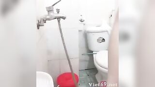 Đi tắm em gái xinh đẹp khoe cặp vũ trắng nõn nà
