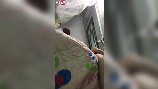 Đụ tập thể em gái ngại ngùng, rồi bán sữa chua lên mặt em