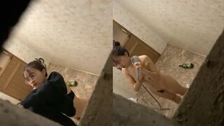 Quay lén em gái họ vú ngon tắm, khe bướm chảy nước ròng ròng