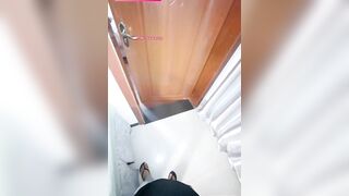 Phát hiện con bạn thủ dâm liền vào phòng gạ địt bú niếm cái lồn nhiều nước