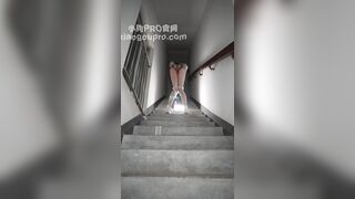 Gái dâm nhét bị sắt vào lồn dâm đãng ra cầu thang thả bị kích thích