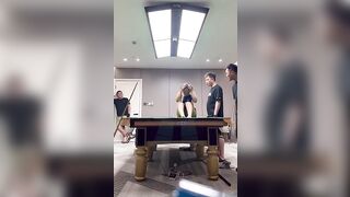 Gái dâm gảy lồn trên bàn bi a bị anh khách vạch vú to xem dâm đãng kích thích