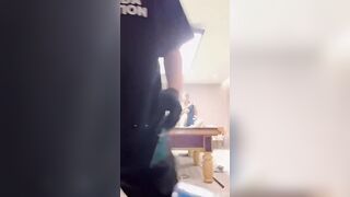 Gái dâm gảy lồn trên bàn bi a bị anh khách vạch vú to xem dâm đãng kích thích
