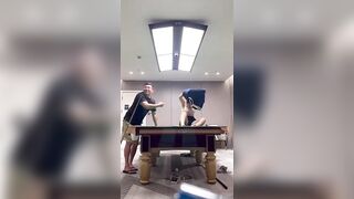 Gái dâm gảy lồn trên bàn bi a bị anh khách vạch vú to xem dâm đãng kích thích