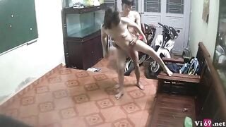 Đi làm về vừa đỗ xe anh đã bắt cởi đồ chịch ngay ngoài cửa phòng khách