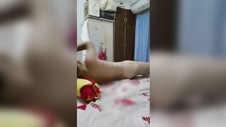 Chị dâu nằm úp, cho em chồng mát sa rồi địt vô tư