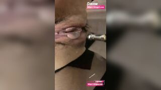 Sục cu bắn tinh lên mặt e rồi vạch lồn e ra đụ tiếp dùng sextoy để chọc hột le của em