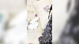 E ny tâm lý trước khi địt còn lấy gel massage cho cặc dễ vào lồn hơn
