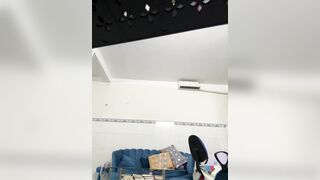 Em thợ cắt tóc vừa gội đầu cho khách vừa thủ dâm