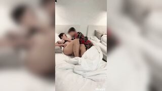 Thằng em lén địt chị  vợ chubby vú to lồn múp khi vợ nằm ngủ bên cạnh